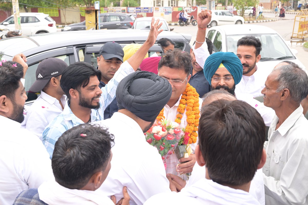 Tanwar_Indian's tweet photo. आज सिरसा आवास पर साथियों ने जोर शोर से स्वागत किया व प्रेस के साथियों से वार्ता की।
सभी कार्यकर्ता साथी पूरे जोश में हैं और हरियाणा में अन्य पार्टियों की साठ गांठ की राजनीति के खिलाफ @AamAadmiParty की सरकार बनाने के लिए दिन रात एक करेंगे।
आने वाला समय @ArvindKejriwal व #AAP का है।