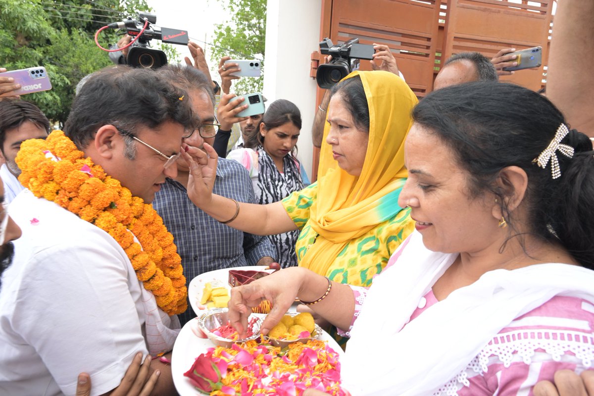 Tanwar_Indian's tweet photo. आज सिरसा आवास पर साथियों ने जोर शोर से स्वागत किया व प्रेस के साथियों से वार्ता की।
सभी कार्यकर्ता साथी पूरे जोश में हैं और हरियाणा में अन्य पार्टियों की साठ गांठ की राजनीति के खिलाफ @AamAadmiParty की सरकार बनाने के लिए दिन रात एक करेंगे।
आने वाला समय @ArvindKejriwal व #AAP का है।