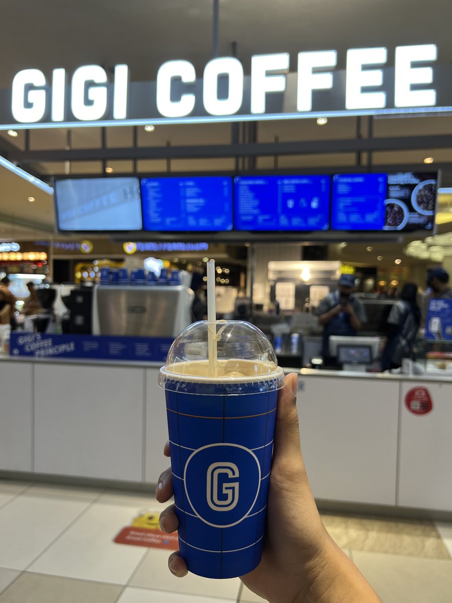 rizwanabdullah_'s tweet photo. Harini aku spend time untuk rasa Buttercream Latte di Zus Coffee & Gigi Coffee 😋

Zus Coffee: 
Harga: RM 10++
Taste: Berlemak, balanced taste coffee & milk, buttercream lebih manis sedikit.

Gigi Coffee:
Harga: RM 12++
Taste: Thick buttercream but slightly less berlemak, kurang rasa coffee lebih kepada susu, buttercream just nice tak manis tak tawar.

My take, aku lagi prefer Zus Coffee since rasa coffee & susu dia lagi balanced and worth it for the price.

END OF DISCUSSION! 😂