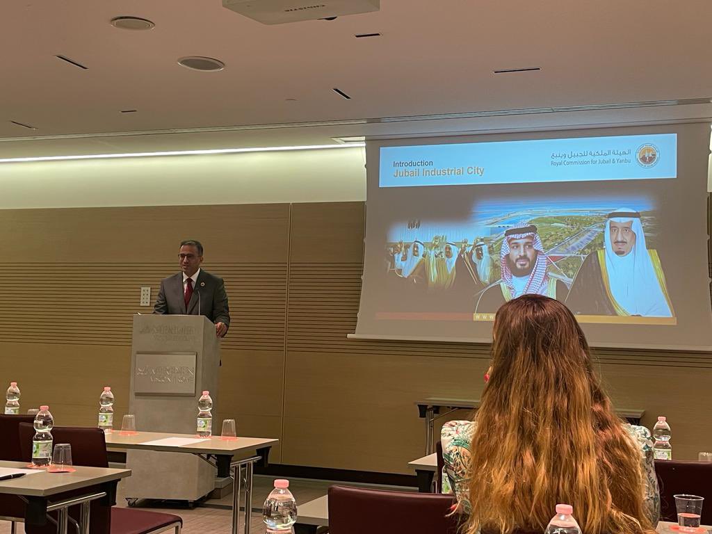 الرئيس التنفيذي لـ #الهيئة_الملكية_بالجبيل 
د. احمد آل حسين 
خلال إلقاءه لكلمته في المؤتمر الدولي لمصنعي العزل العاكس في روما، والذي تشارك فيه الهيئة الملكية بأكثر من ورقة عمل في عزل المباني.