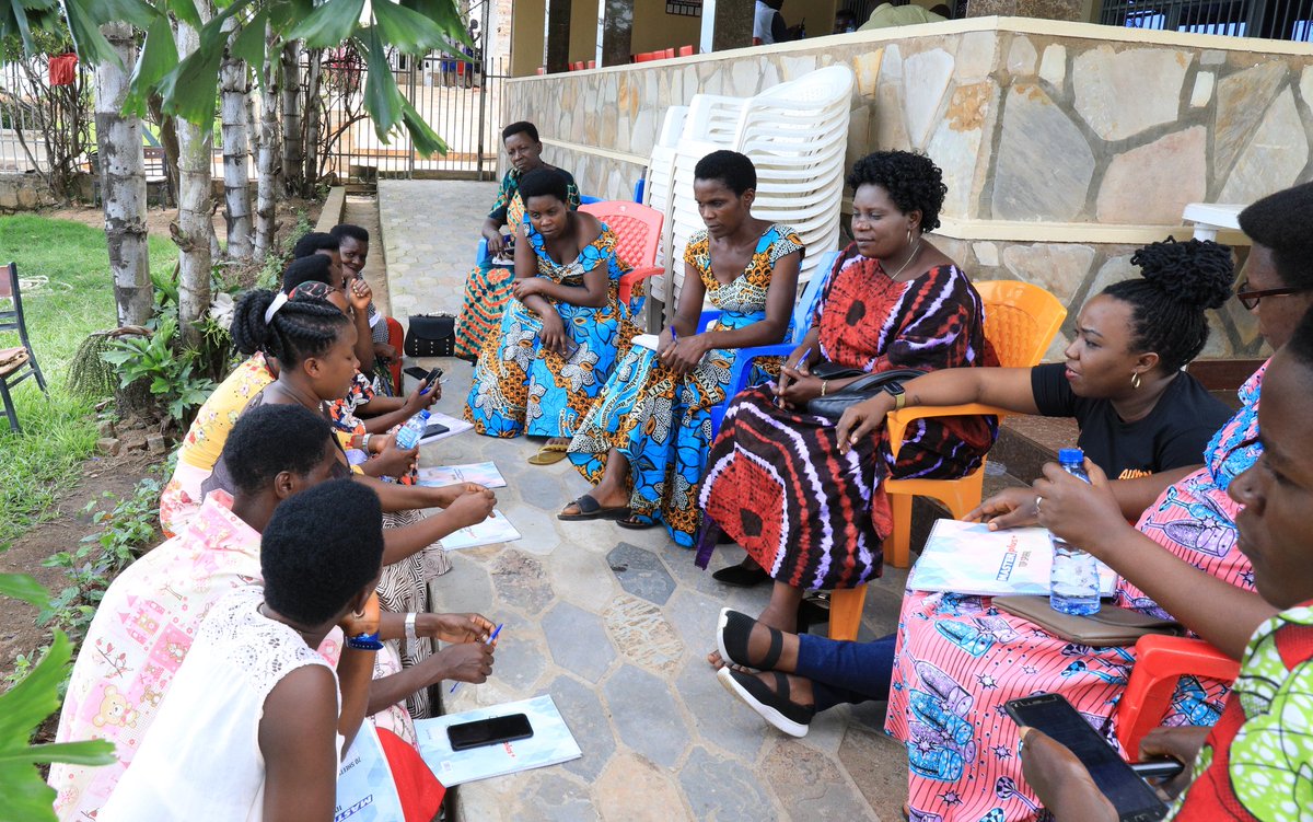 PNUDBurundi's tweet photo. #ApprochePortefeuille, nouvelle approche d’aborder les défis complexes. 
Atelier de 3 jours de cocréation de la feuille de route du plan d’initiation du portefeuille de développement socio-économique des zones frontalières - commune de Nyanza-Lac, @makambaProvince. https://t.co/s1GO9rjWCv