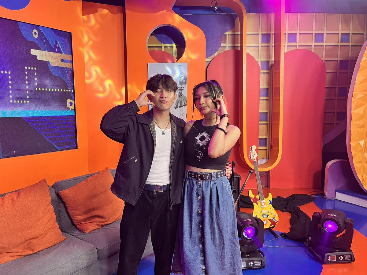 starhuntabscbn's tweet photo. LOOK: Ralph Malibunas (@ralphhmalibunas) and Gail Banawis (@struggail) with the #TeenClash fam on @iampieofficial Pak Na Pak! 🤘

See you later on Clashroom for #TeenClashEp10! https://t.co/XmxCykYidE