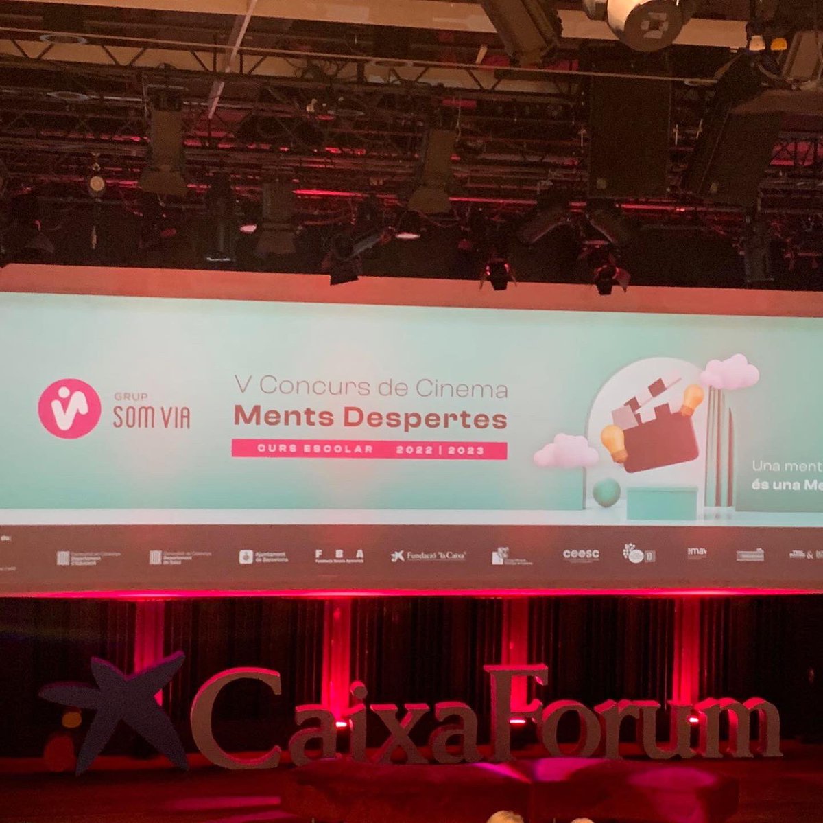 Els nostres alumnes de 4t d’ESO a la final del Concurs del cinema de Ments Despertes, per presentar el seu projecte de l’APS, pel qual van gravar un curtmetratge sobre malalties mentals, amb l’objectiu de relfexionar sobre elles i evitar la seva estigmatització.

#somcami