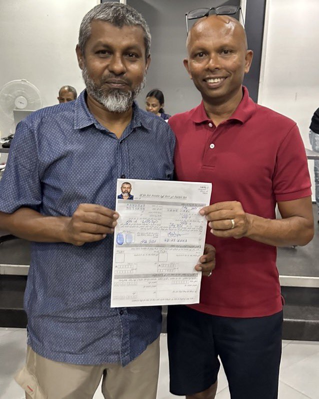 TheDemocratsMV's tweet photo. ދަ ޑިމޮކްރެޓްސްގެ މެންބަރޝިޕް ފޯމު ފުރުން ފަތުއަޑުކިޔާފައި  ކުރިއަށް  ✍🏽 

- ޕާސްޕޯޓް ސައިޒު ފޮޓޯއެއް 
އައިޑީ ކާޑުގައި އޮންނަ ފޮޓޯއަށް ވެގެން ނުވާނެ

- އައިޑީކާޑު ދެފުށުގެ ކޮޕީ
މުއްދަތު ހަމަނުވާ

#WeTheDemocrats https://t.co/YLFb4AHKwQ