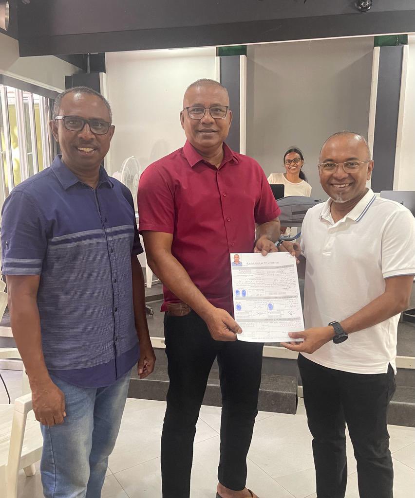 TheDemocratsMV's tweet photo. ދަ ޑިމޮކްރެޓްސްގެ މެންބަރޝިޕް ފޯމު ފުރުން ފަތުއަޑުކިޔާފައި  ކުރިއަށް  ✍🏽 

- ޕާސްޕޯޓް ސައިޒު ފޮޓޯއެއް 
އައިޑީ ކާޑުގައި އޮންނަ ފޮޓޯއަށް ވެގެން ނުވާނެ

- އައިޑީކާޑު ދެފުށުގެ ކޮޕީ
މުއްދަތު ހަމަނުވާ

#WeTheDemocrats https://t.co/YLFb4AHKwQ
