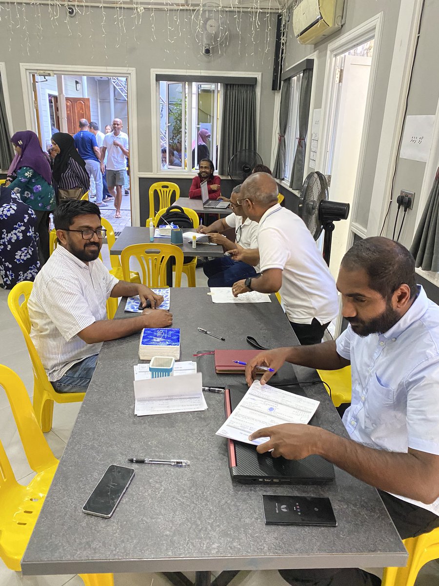 TheDemocratsMV's tweet photo. ދަ ޑިމޮކްރެޓްސްގެ މެންބަރޝިޕް ފޯމު ފުރުން ފަތުއަޑުކިޔާފައި  ކުރިއަށް  ✍🏽 

- ޕާސްޕޯޓް ސައިޒު ފޮޓޯއެއް 
އައިޑީ ކާޑުގައި އޮންނަ ފޮޓޯއަށް ވެގެން ނުވާނެ

- އައިޑީކާޑު ދެފުށުގެ ކޮޕީ
މުއްދަތު ހަމަނުވާ

#WeTheDemocrats https://t.co/YLFb4AHKwQ