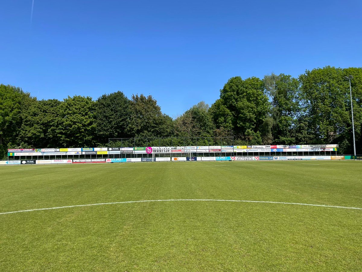 vvheerjansdam's tweet photo. Nu zijn de 674 kuipstoeltjes nog leeg. Complex ligt er fantastisch bij. Veld gemaaid, de mat besproeid, de stoeltjes allemaal schoon. Onze jongens verdienen een volle tribune en gaan morgen volle bak voor het Kampioenschap! @vvheerjansdam - @cvvzwervers1 14.30 uur. #TheFinalRun https://t.co/tj6Pvd9kQg
