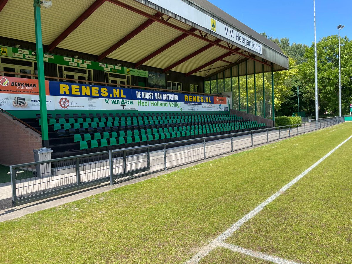 vvheerjansdam's tweet photo. Nu zijn de 674 kuipstoeltjes nog leeg. Complex ligt er fantastisch bij. Veld gemaaid, de mat besproeid, de stoeltjes allemaal schoon. Onze jongens verdienen een volle tribune en gaan morgen volle bak voor het Kampioenschap! @vvheerjansdam - @cvvzwervers1 14.30 uur. #TheFinalRun https://t.co/tj6Pvd9kQg