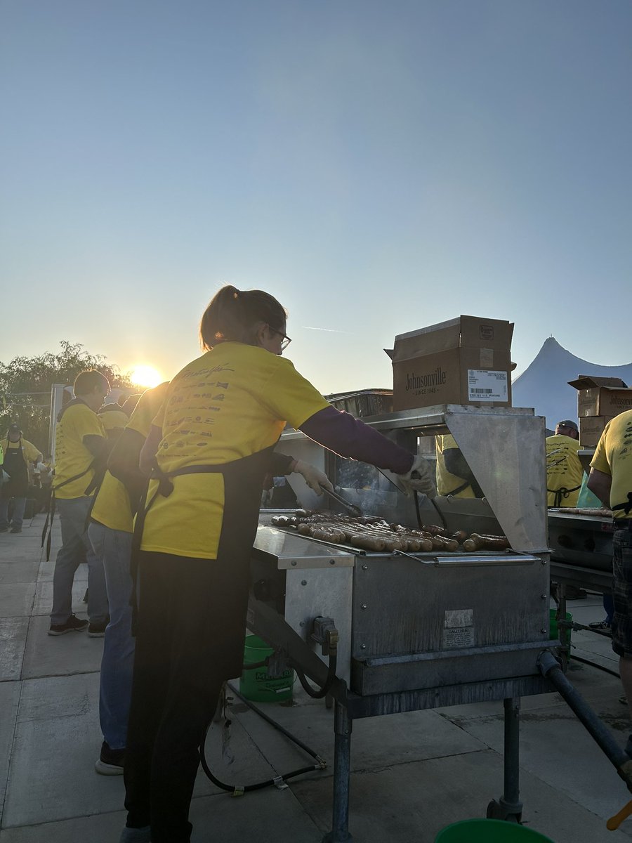 michellebaik's tweet photo. Good morning! The sun is shining on this Take Your Brat to Work Day! #TYBTWD @Johnsonville https://t.co/qeBc2hsYdB