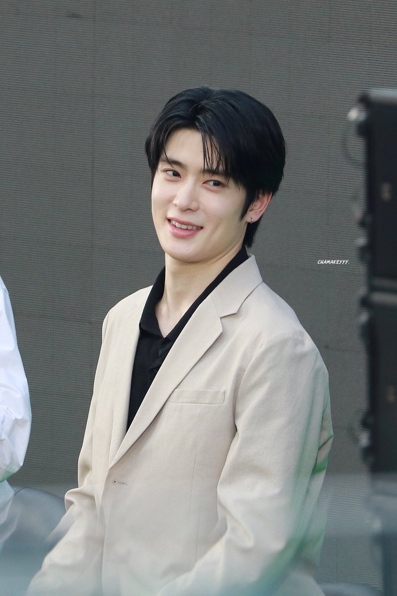 hourlyjaeh's tweet photo. jaehyun is so handsome 🖤 https://t.co/jOuEZWUTgi
