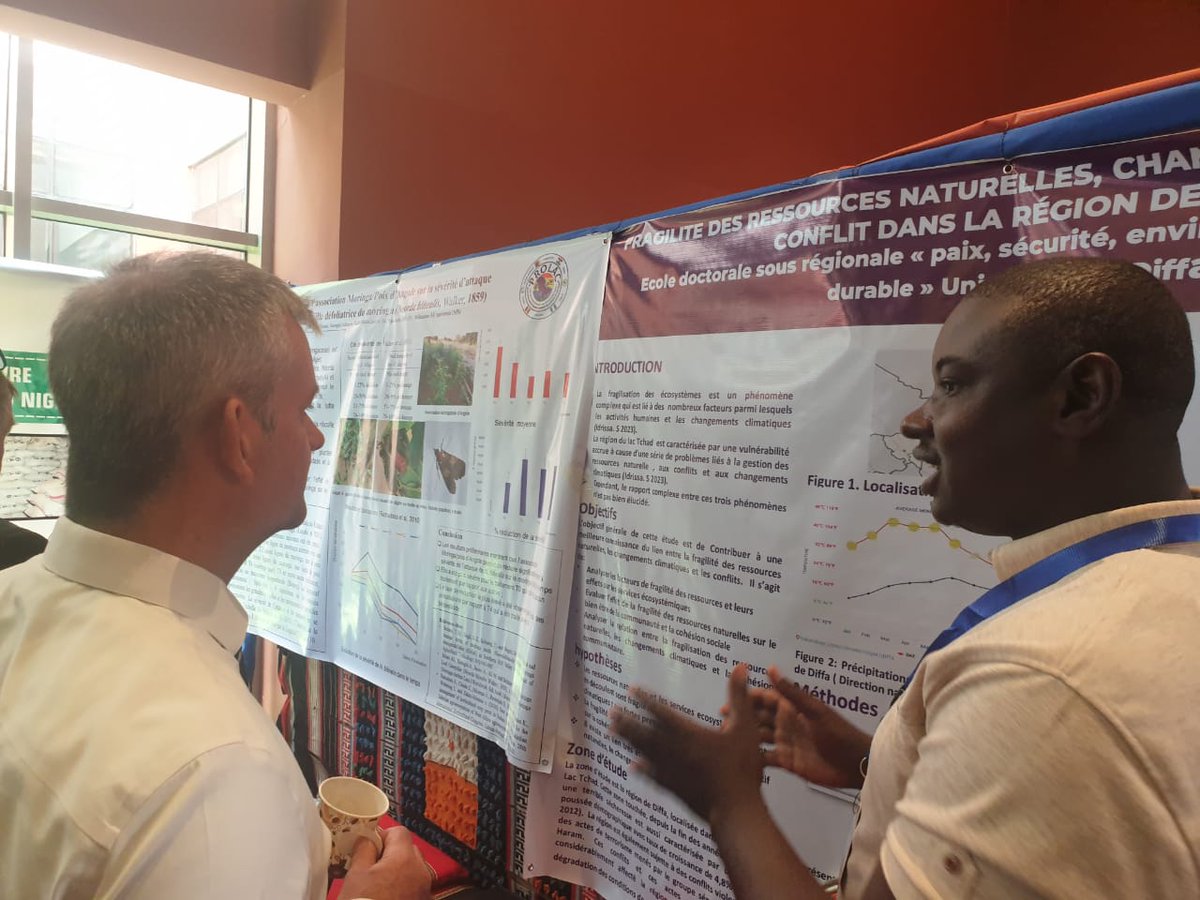 ToudaKaka's tweet photo. #Niger: Session poster en marge du 2ème Forum International annuel sur le Dévpmnt de la Rég° du Lac Tchad. Séance de visite des posters des doctorants PROLAC de @UniversiteDiffa par le
Pr Goni Ibrahim, prdt du comité Adhoc; Dr Guillaume Favreau, RR de l'IRD et M. Marc Lacharme https://t.co/p97QjbQL14