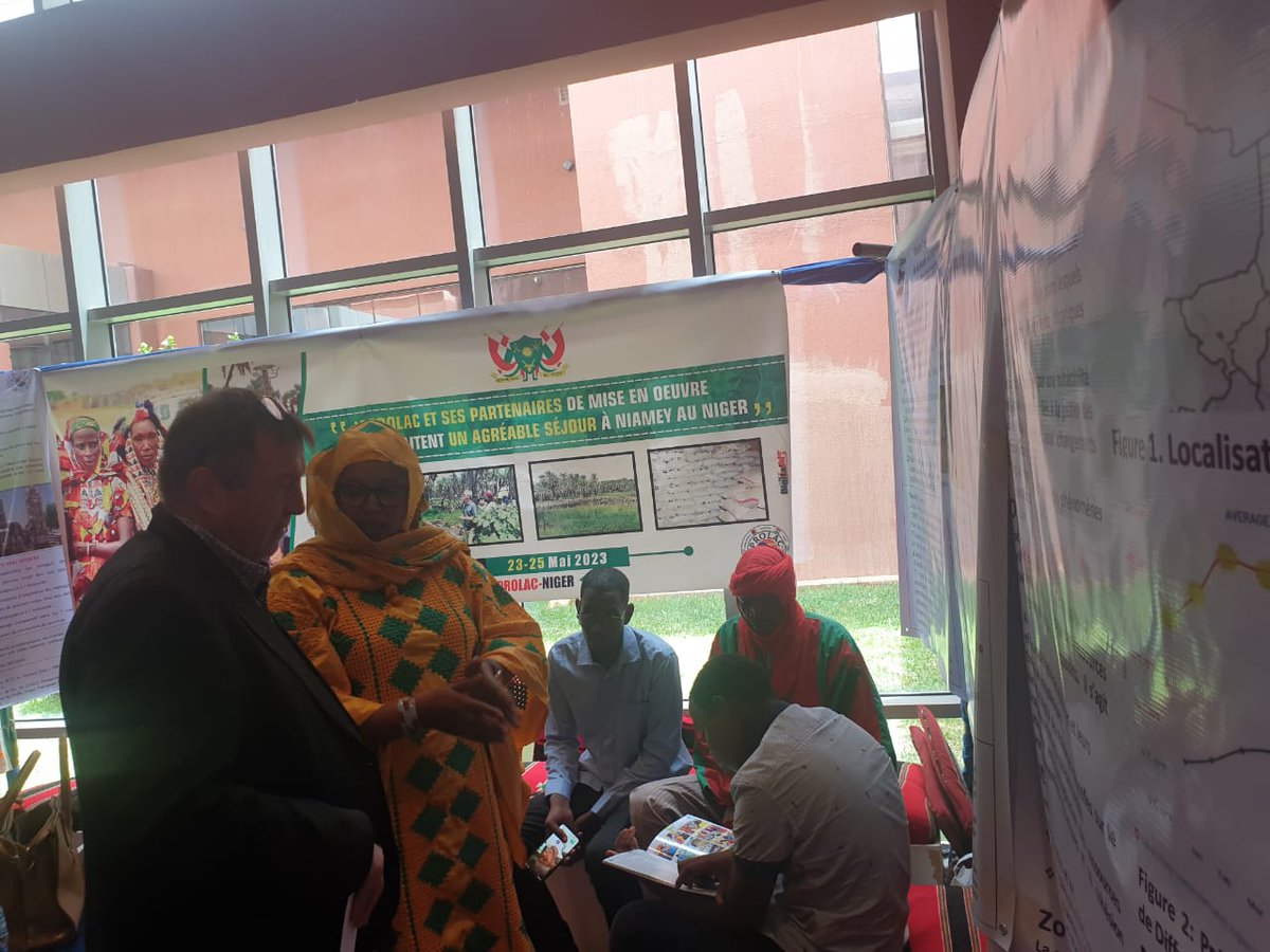 #Niger: Session poster en marge du 2ème Forum International annuel sur le Dévpmnt de la Rég° du Lac Tchad. Séance de visite des posters des doctorants PROLAC de <a href="/UniversiteDiffa/">Université de Diffa</a> par le
Pr Goni Ibrahim, prdt du comité Adhoc; Dr Guillaume Favreau, RR de l'IRD et M. Marc Lacharme
