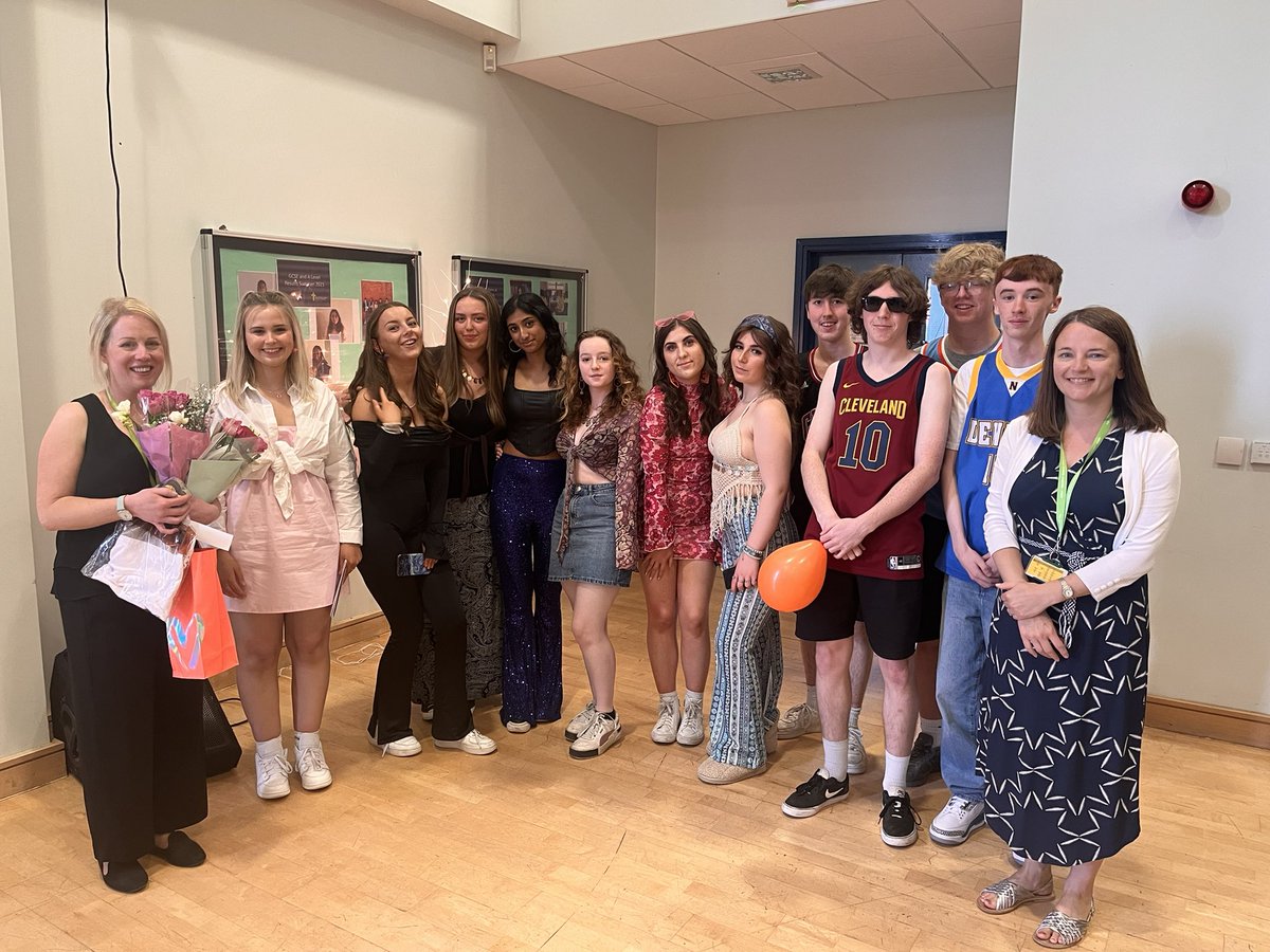 CHSC_History's tweet photo. Best wishes to year 13 historians on their last day at the Catholic High. 😎Thank you for our lovely gifts! 🙏 https://t.co/o3g6LXDjlr