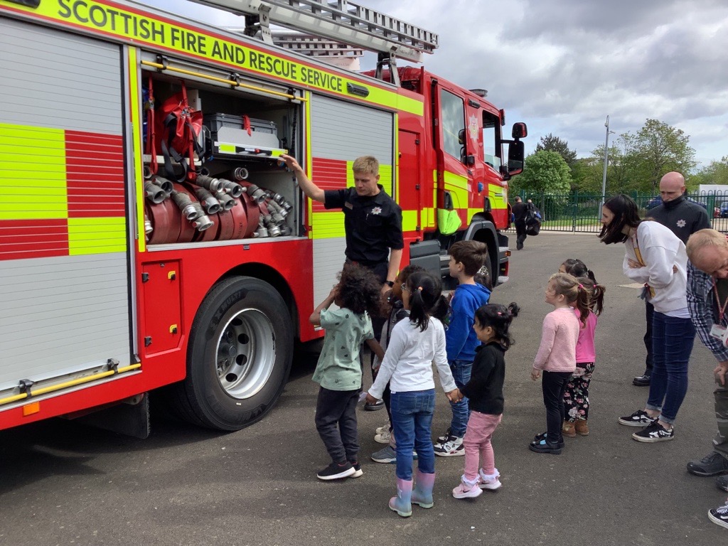 CViewNursery's tweet photo. A fire engine came to visit,
and the fire fighters let us sit in it.
We wore their clothes which were down to our toes,
but the best bit was getting to use the hose. #cvhealthweek23 #onlyatcanalview https://t.co/rUBWEDr5oy