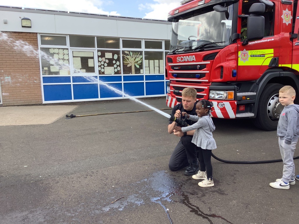 CViewNursery's tweet photo. A fire engine came to visit,
and the fire fighters let us sit in it.
We wore their clothes which were down to our toes,
but the best bit was getting to use the hose. #cvhealthweek23 #onlyatcanalview https://t.co/rUBWEDr5oy