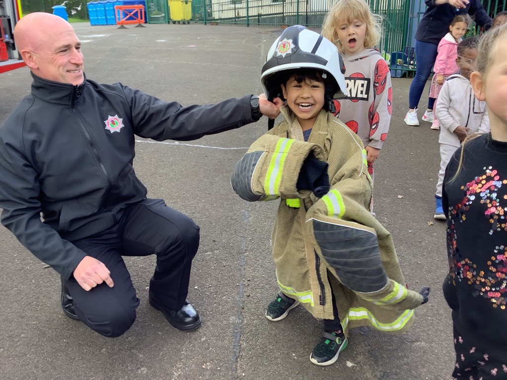 CViewNursery's tweet photo. A fire engine came to visit,
and the fire fighters let us sit in it.
We wore their clothes which were down to our toes,
but the best bit was getting to use the hose. #cvhealthweek23 #onlyatcanalview https://t.co/rUBWEDr5oy