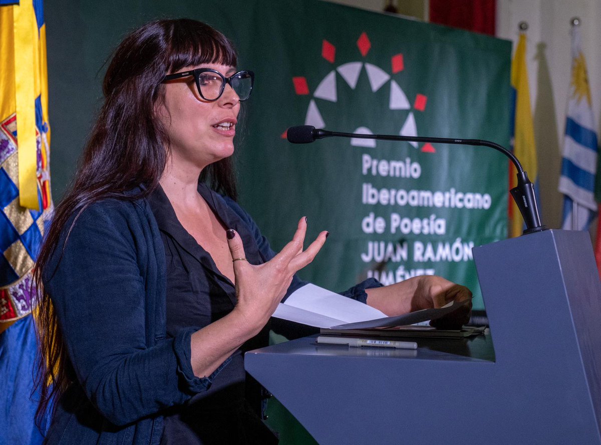 PremioJRJimenez's tweet photo. 📸 Romina Berenice Canet recibe el Premio Iberoamericano de Poesía Juan Ramón Jiménez 2023 por ‘La maleza’. 
La escritora argentina fue premiada con la unanimidad del Jurado entre más de mil obras presentadas a la 43 edición. https://t.co/vETdsdBcme