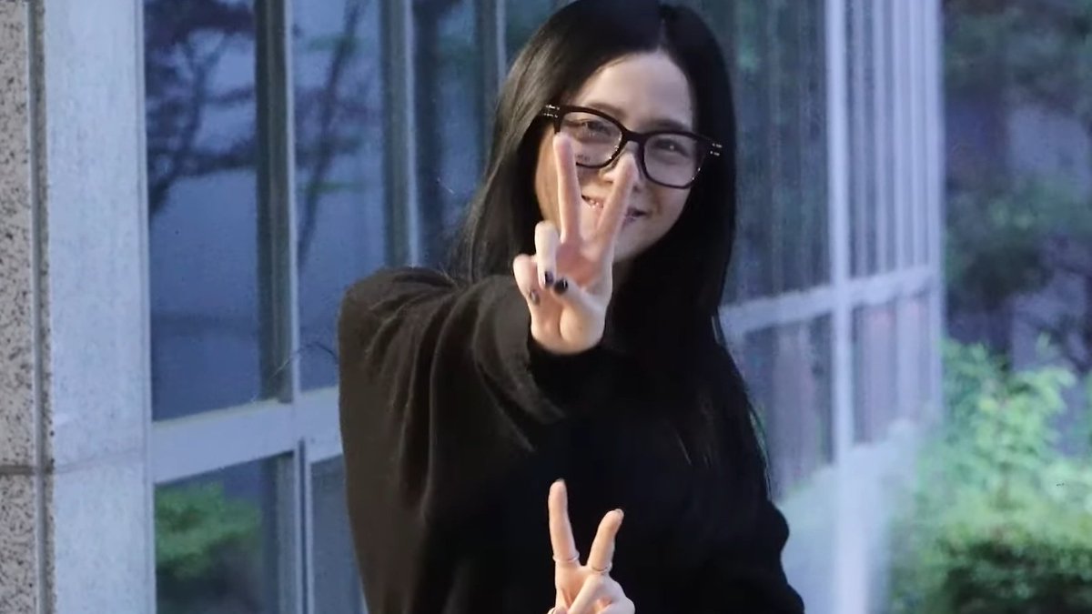jisoo in specs & black fit~ ily mom 🖤✨

I vote #Jisoo for #ArtistaAsiatico at this year's #SECAwards