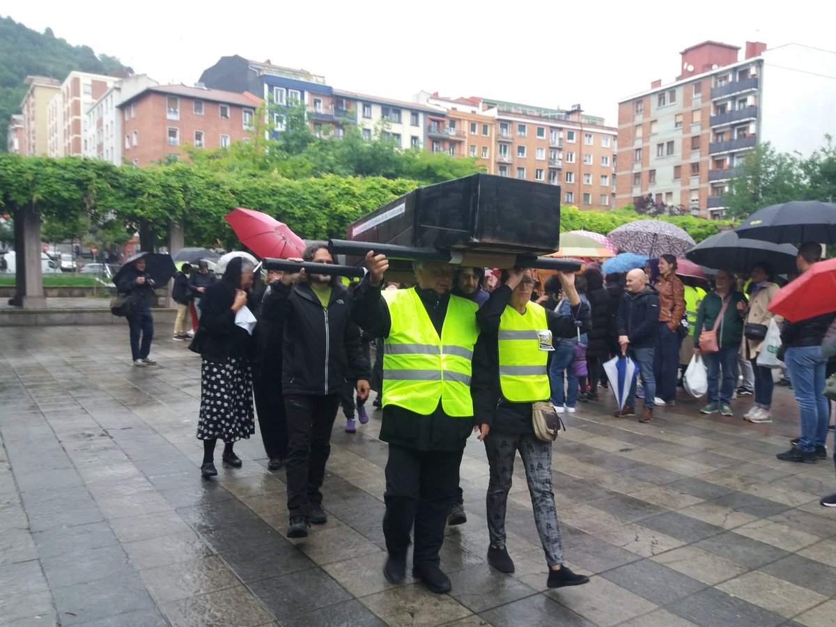 Ayer asistimos al sepelio de Dª Esperanza en las Promesas de las Instituciones. Agradecemos a l@s vecin@s que asistieron al duelo a pesar de la lluvia. 

Sigue 🧵👇
#IralabarriAuzoaElkartea
#BilbokoHegoaldekoAuzoak