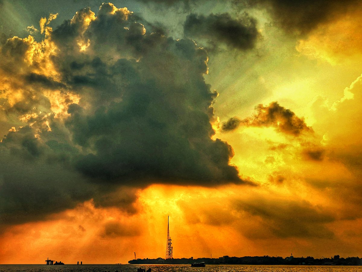 Dramatic Sunset  

Indian Ocean, Maldives

#TeamPixel #SeenOnPixel #yourshotphotographer