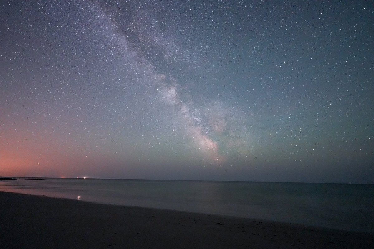 verorion85's tweet photo. Lorsque le centre galactique émerge de l’océan avec à sa droite la constellation du #Scorpion
On aperçoit plus près 😉 le #phare de l’#ÎleDeGroix qui se reflète dans les vagues
C’est magique 😍
#galaxie #voielactee #astronomie
#MagnifiqueBretagne
#AnsedeRospico
#SonyAlpha https://t.co/itJC5605eK