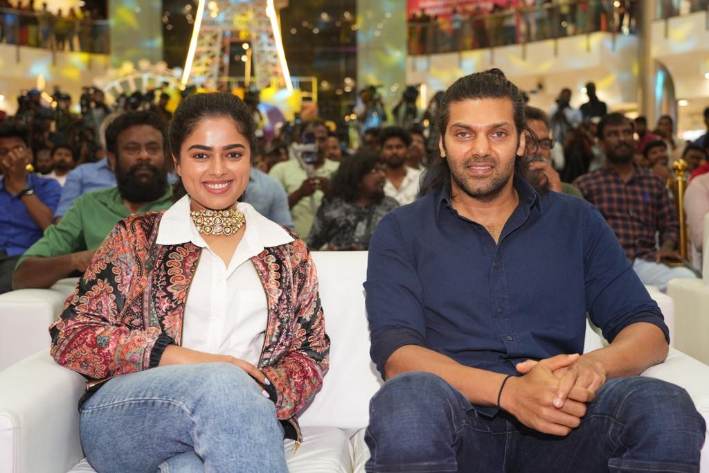 kayaldevaraj's tweet photo. Delightful Memorable Moments Of #KEMAudioLaunch! ❤️🎶
#KatharbashaEndraMuthuramalingam
#KEMOnJUNE2 #KEMTheMovie
@arya_offl @dir_muthaiya @SiddhiIdnani @gvprakash @VelrajR @zeestudiossouth @DrumsticksProd @jungleemusicSTH @ActionAnlarasu @Kirubakaran_AKR @ertviji @teamaimpr https://t.co/UTlCdVi74G