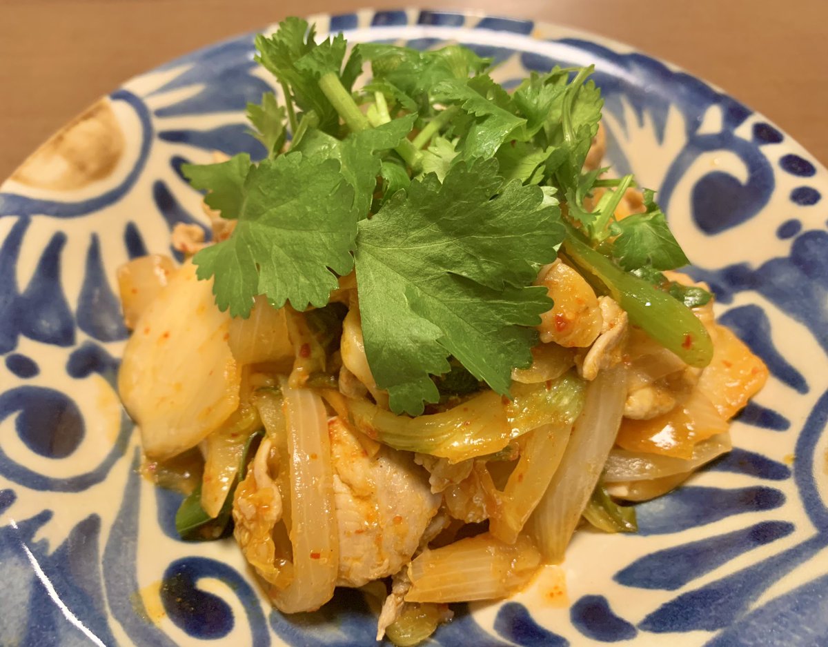 🥢今日の一品、野菜たっぷり豚キムチ、パクチーのせ。 Stir-fried pork and veggies with kimchi topped with coriander.