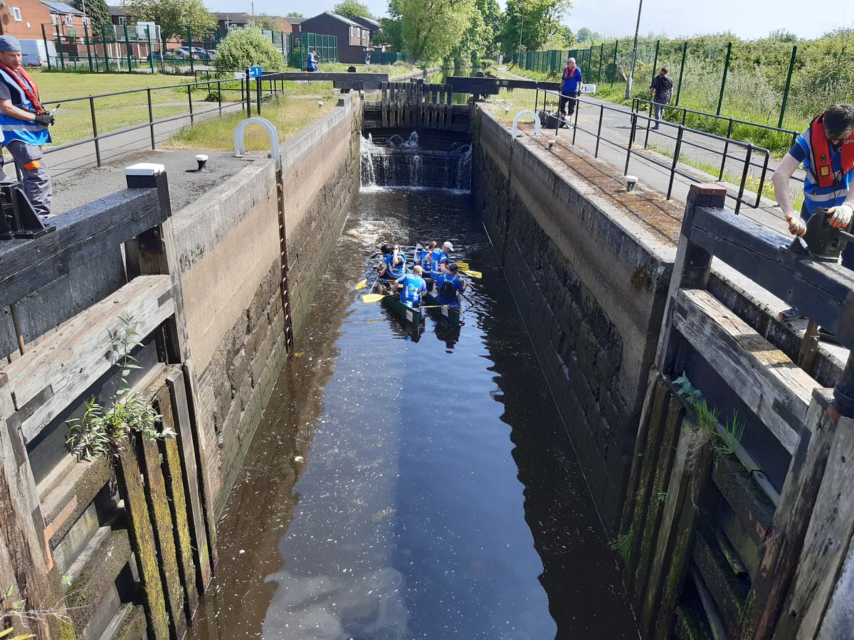 Our @CRTNorthWest #volunteers working hard to keep the #RochdaleCanal looking its best in Newton Heath #volunteerbywater @MCCMPandNH