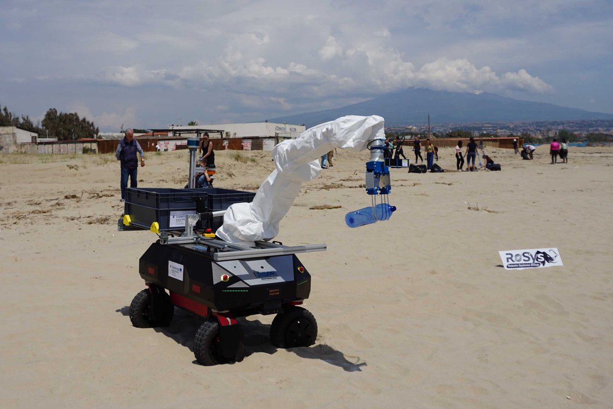 unict_it's tweet photo. #ambiente e #ricerca E la spiaggia è ripulita
Al fianco di studentesse e studenti di @unict_it anche “SAND RObot”, il prototipo realizzato dal progetto #BioBlu
https://t.co/wSnWvOUGrm https://t.co/lo3wt6WM8B