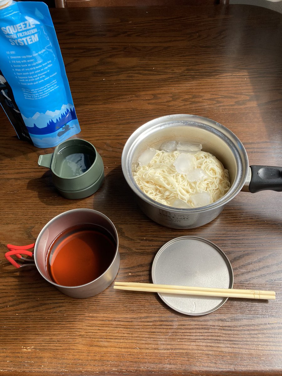 isuke_outdoor's tweet photo. 洗い上がりのクッカーがあったので、そのまま素麺をいただきました🍜
家族がいるので普段の食卓はちゃんとした食器ですが、もし独り身だったら毎食こんな感じになってたと思います。
キャンプギアが有効活用できていいですね。
#evernew #400FD #multidish #wildo #foldacup #sawyermini https://t.co/9ROgGmjnmI