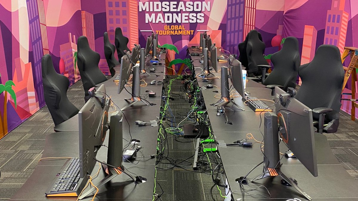 kazxmee's tweet photo. Yall remember this picture of  small indie company’s game’s lan? 😭 https://t.co/2hsSZOQE2q