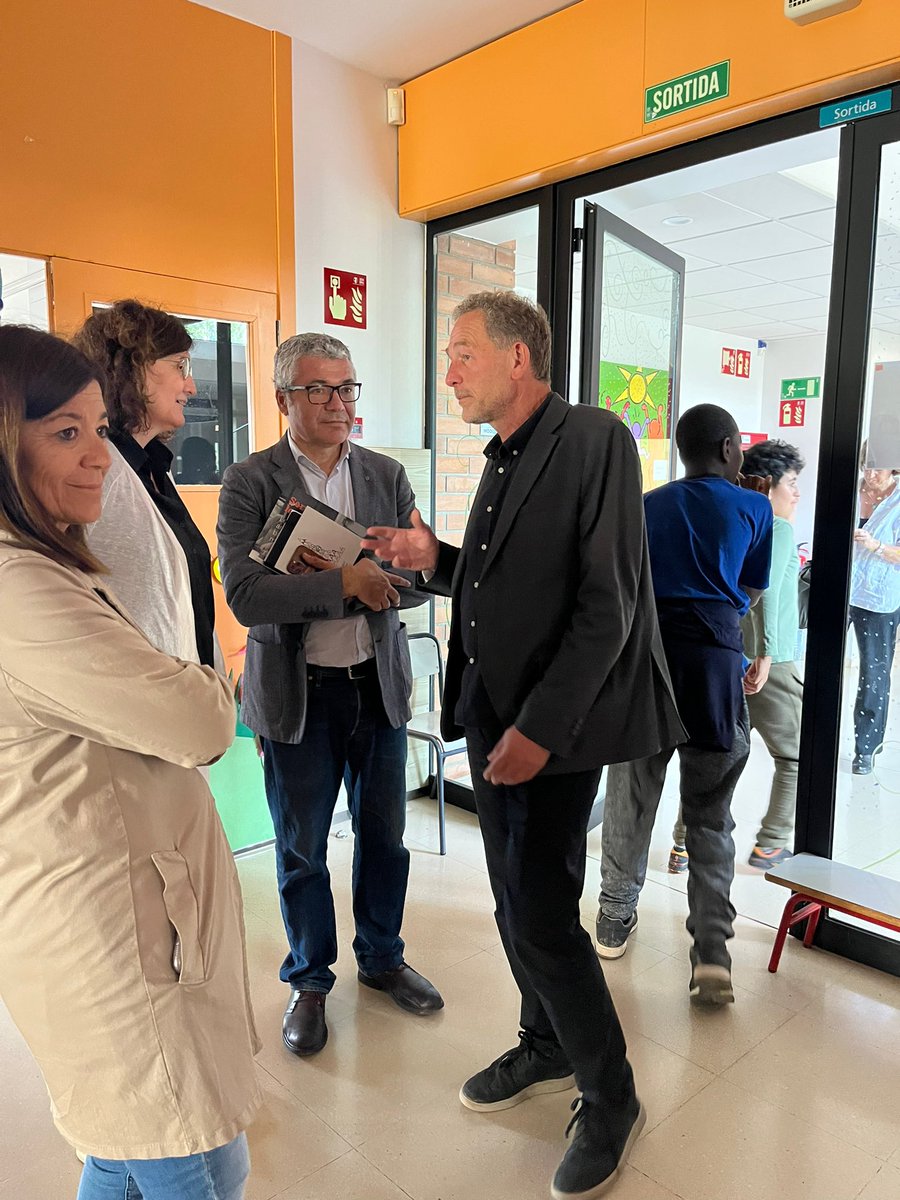 Ampans's tweet photo. La necessitat de donar resposta a les llistes d’espera, amb situacions d’urgència, el creixement de les conductes associades a la DI, la situació general del sector… són temes que hem tractat avui en la reunió i visita del Secretari gral de @dsocialscat @OriolAmoros https://t.co/5Yklz7Yhqh