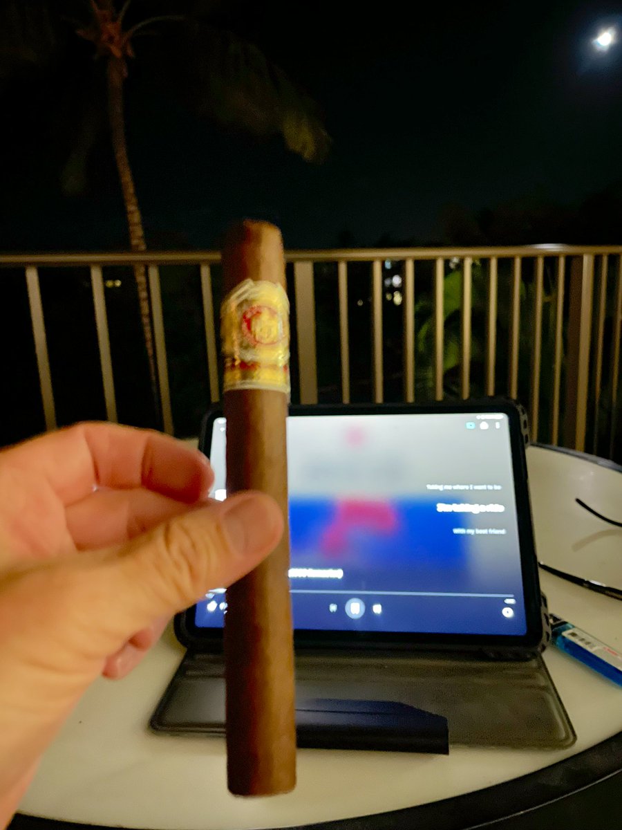 BrianEichner's tweet image. Finishing off Hawaii trip
In Style!!  Arturo Fuente cigar!! #Whataday #endof me vacation