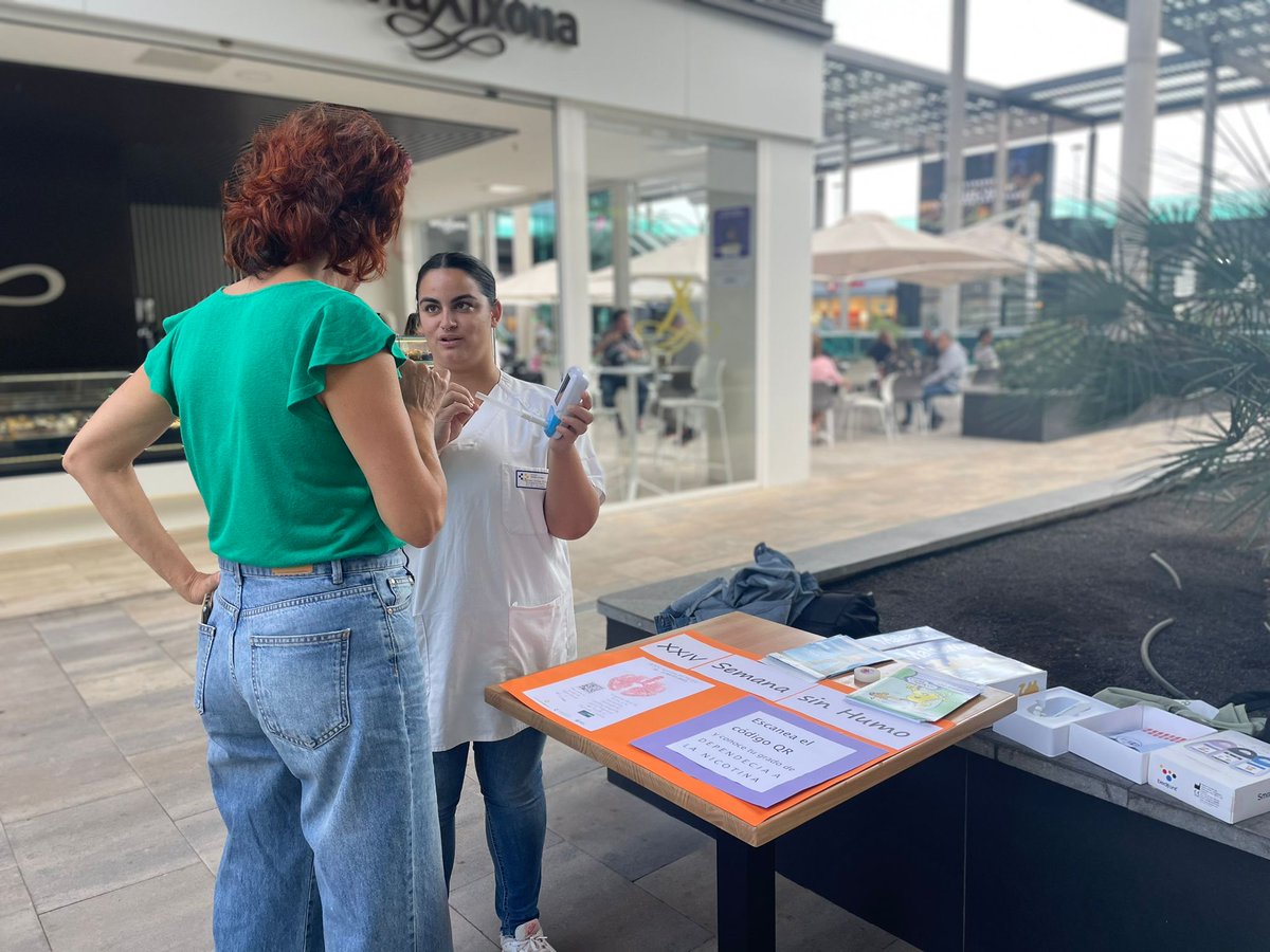 CentrosSalud's tweet image. Enfermeras del CS de Valterra desarrollan actividades preventivas y de Promoción de la Salud con motivo de la XXIV #SemanaSinHumo. Han montado mesas informativas sobre los efectos nocivos del tabaco en el Centro Comercial Open Mall de #Arrecife . @semfyc 
 #stoptabaco #enfermeras
