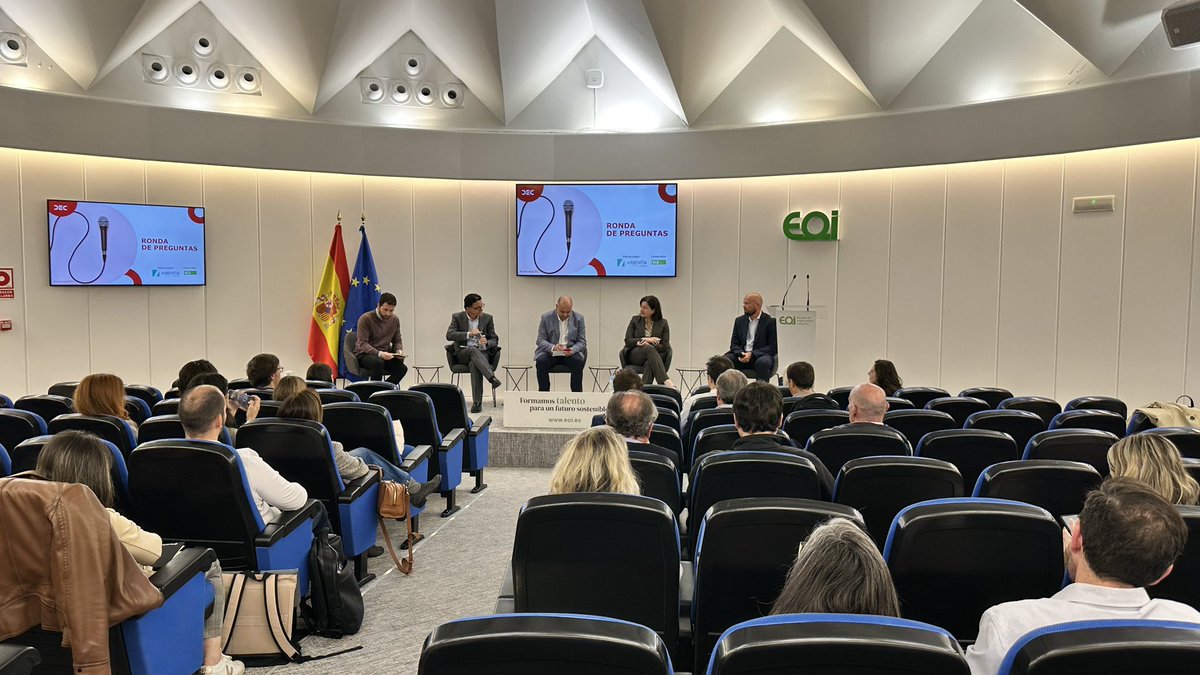 Vithas's tweet photo. #ViernesDEC | ❓🎤Turno de preguntas para todos los ponentes: 

🔹Manu Payá de @Uber 
🔹@MAMarhuenda de @Agbar 
🔹@oscarmarinc de @JohnDeere 
🔹María José Basanta de @Vithas 
🔹@IagoOro de @arbentia 

#CX #CustomerExperience https://t.co/Qmt7Utk47D