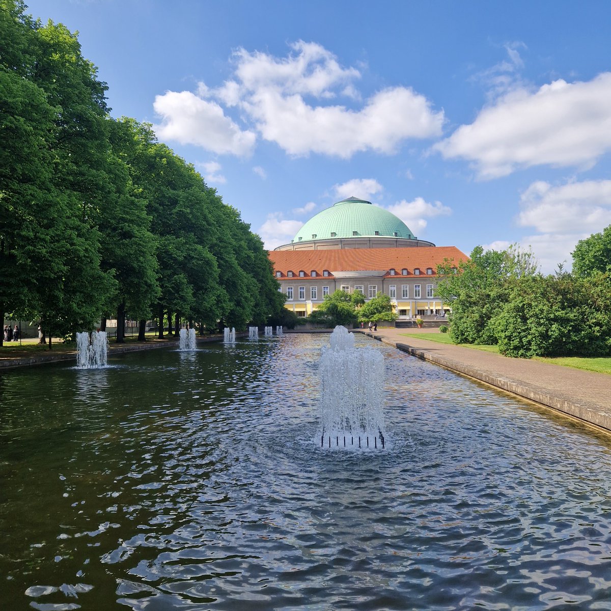 Volle Tagungsräume, bekannte und neue Gesichter, Gespräche, Diskussionen, Denkanstöße und Inspirationen: Das war die #111BiblioCon in Hannover. Wir geben den Staffelstab damit weiter und freuen uns auf die 112. BiblioCon vom 4. bis zum 7. Juni 2024 in der Hansestadt Hamburg.