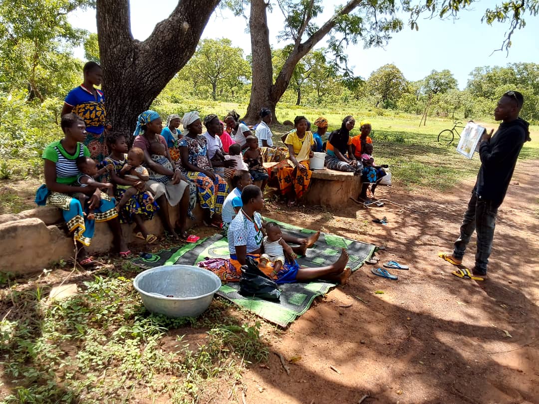 Jhpiego_Burkina's tweet photo. Dans la région du Sud-Ouest, les animateurs de      l’ONG BURCASO, dans le cadre du projet IHS financé par @PMIgov font des démonstrations de l’utilisation efficace de la #MILDA pendant les séances de sensibilisation des populations afin qu’elles se prémunissent du #paludisme. https://t.co/EwRTz5U1Pe