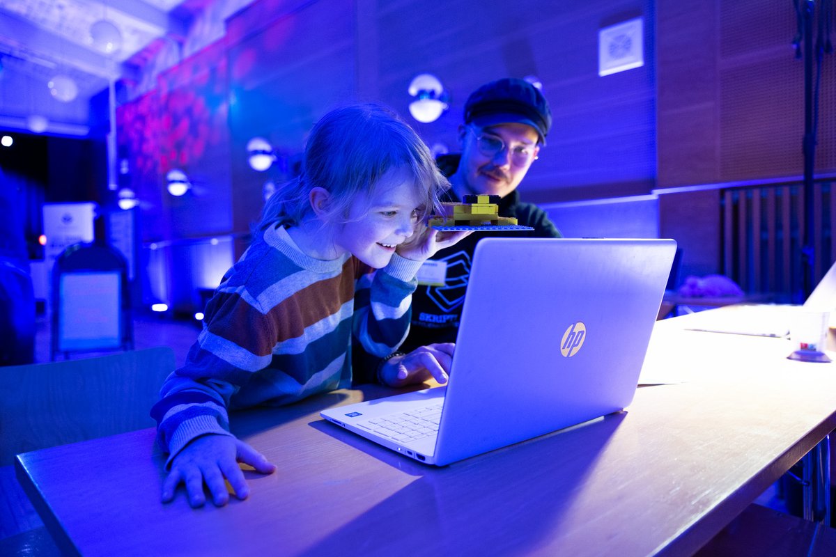 UniEastFinland's tweet photo. Tiedefestivaali #SciFest parhaillaan menossa Joensuun kampuksella! Huomenna on perhepäivä, jolloin tapahtuman tarjontaan pääsee tutustumaan Educalla klo 10–16. #tiedekasvatus #tekoäly https://t.co/Kt5JqZhZrY https://t.co/BlMfkB7van