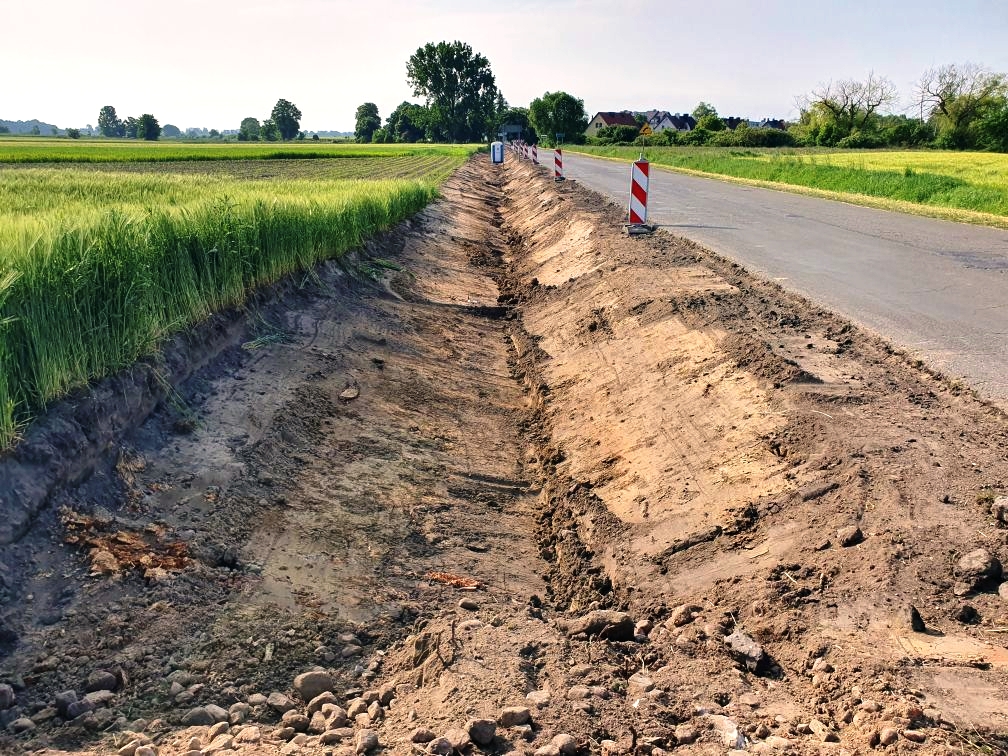 PowiatL's tweet photo. Spółka Strabag rozpoczęła przebudowę 2,3 km drogi #PowiatLeszczynski od skrzyżowania z krajową „12” do posesji nr 116 przy ul. Wielkopolskiej w Pawłowicach. Powstanie też 1,8 km ścieżki rowerowej. Koszt to 7.350.128 zł, połowa kosztów to dotacja z Rządowego Funduszu Rozwoju Dróg. https://t.co/tkKyQxFHoX