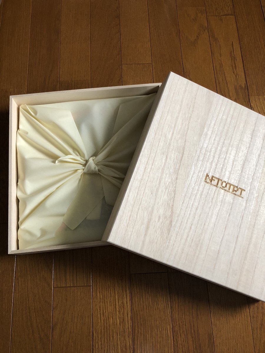 haha_money_NFT's tweet photo. ステキな🎁が届いてました！
桐の箱✨
めっちゃドキドキ💓開けると…
そこには額に入ったKozoが✨✨✨
キャーー感動✨✨
NFTわからない夫もおぉー！すごいね！！て

実は今日は結婚記念日💒
ステキなプレゼントありがとうございました💍

#MetaKozo #Fables #ランブル勝利
@NFTphygital_  @nftotpt https://t.co/UT7yHJgxVW