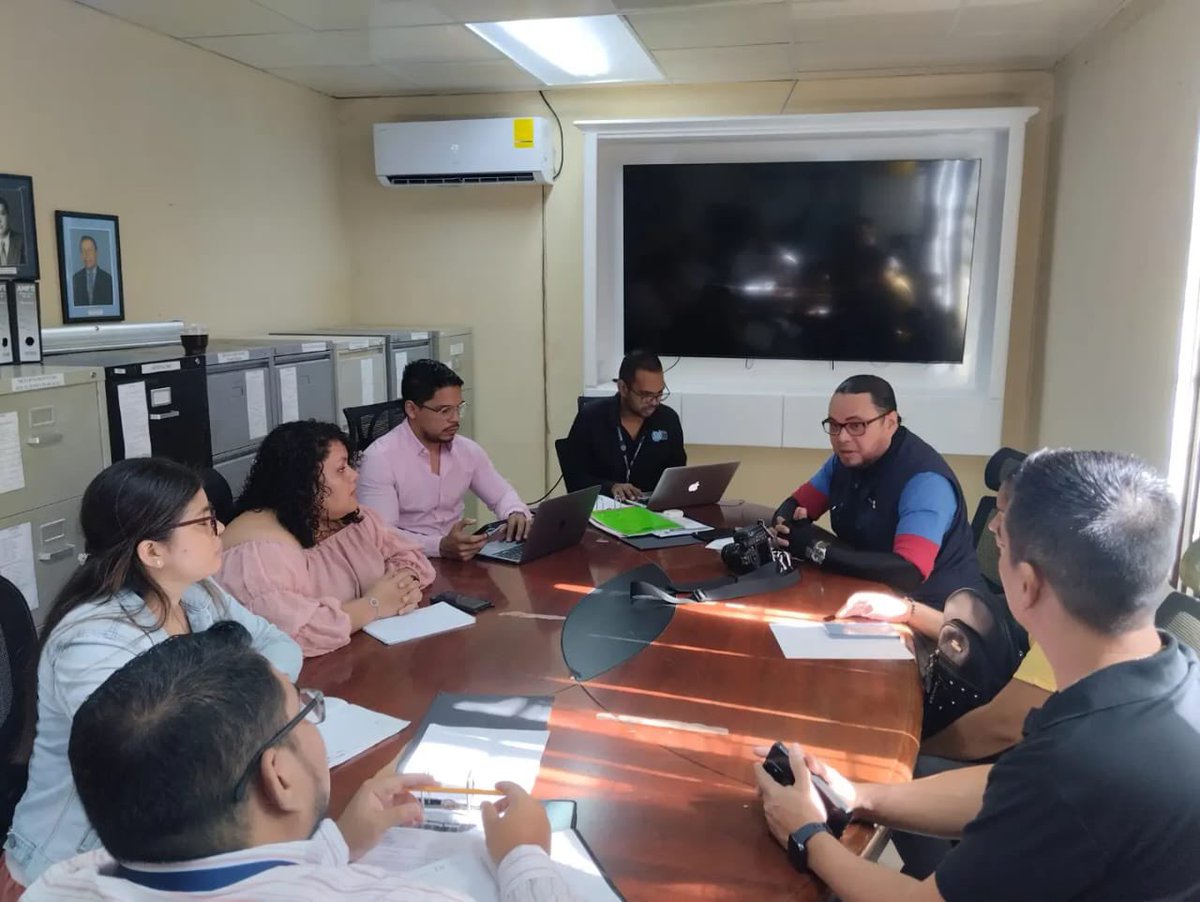 #RecorridoUNACHI <a href="/unachipanama/">UNACHI</a> En cumplimiento a las directrices y políticas de Comunicación institucional, realizan reunión con el propósito de integrar lineamientos y estrategias de trabajo para las redes sociales de la Facultad.