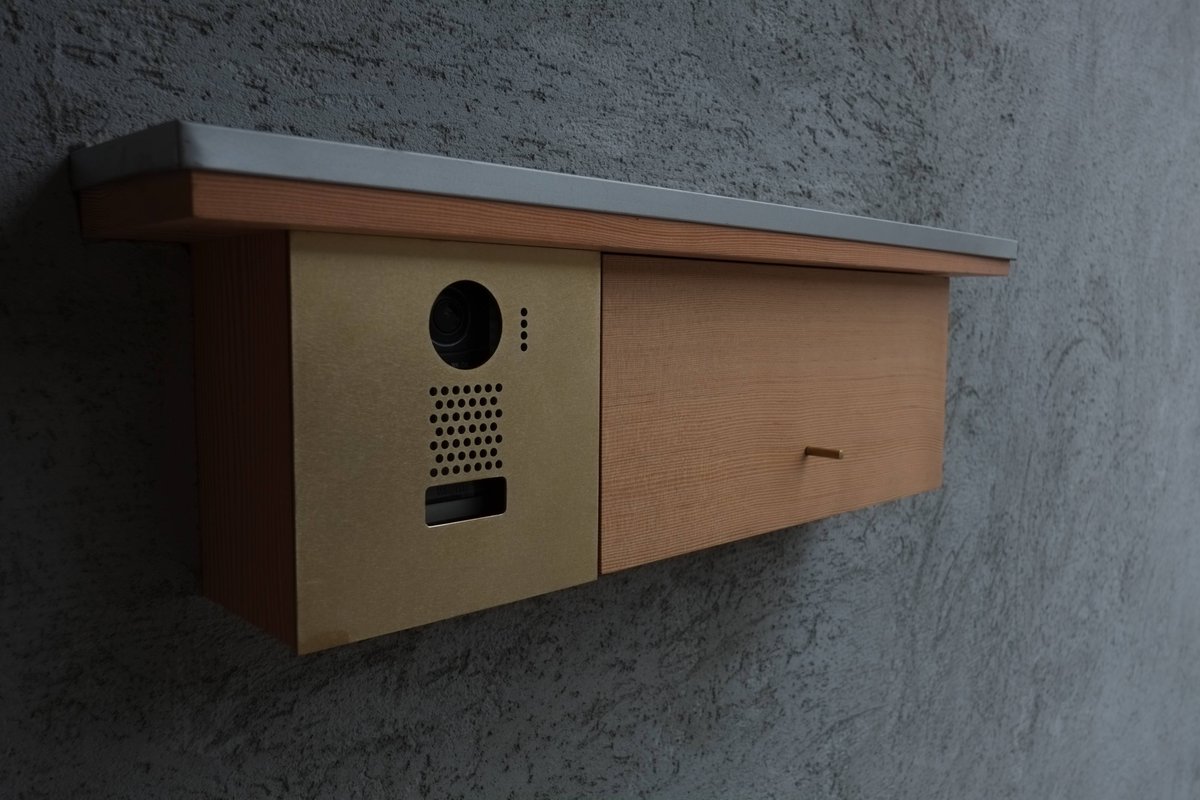 2gdesign_hide's tweet photo. いつも製作する郵便受けと真鍮製インターホンカバー。
1枚目が竣工直後、2枚目は4年ほど経過後。真鍮の色がかわり、ピーラー材の扉も変色が進む。
「劣化」とひとくくりにすればその通りかもしれないけれど、僕はこの時間仕上げも愛おしい。 https://t.co/vfC2OxHNCt