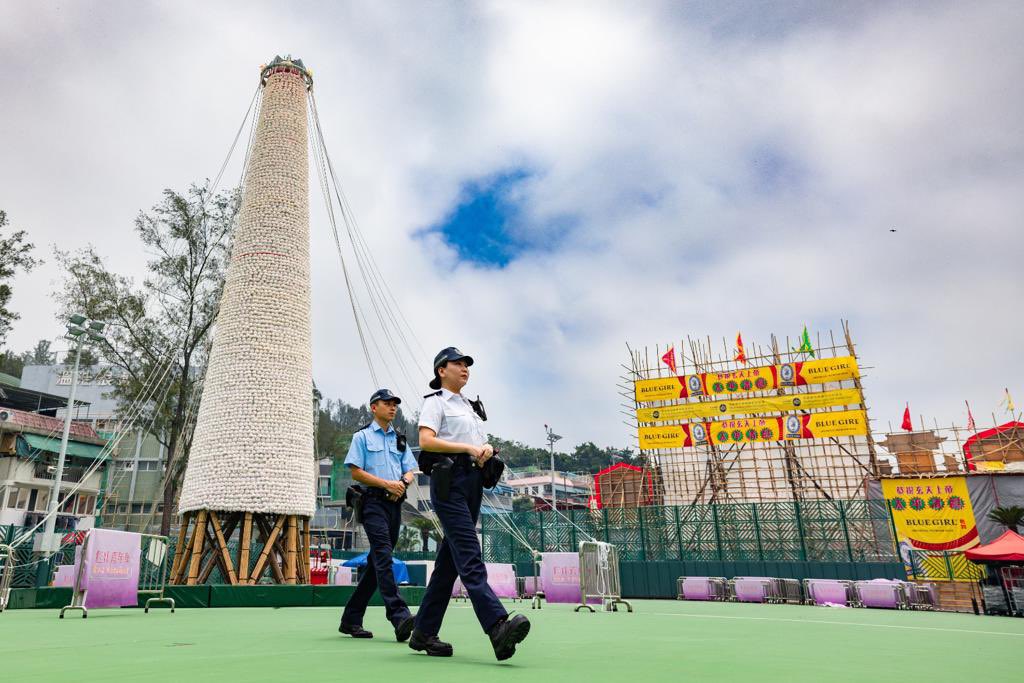 hkpoliceforce's tweet image. #HKPFootprint🚓|Flocking to #CheungChau on #BuddhasBirthday🪷—MAY26,👨‍👩‍👧‍👦spectate #BunScrambling contest🧗🏻‍♂️🧗🏻‍♀️+👦🏻👧🏻dress-up parade—revived in #PostCovidEra after 3-yr hiatus   
Thru #BunFestival/#JiaoFestival(#太平清醮)—MAY23-27,👮🏻‍♂️👮🏻‍♀️ensure peace+protection—wishes🧧the fest’s rooted in