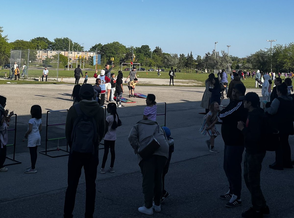 AttwellGreg's tweet image. A great way to spend a Thursday night in May- bringing together @SilverCreekPS &amp;amp; @valleysvipers schools for an evening of activities, sports and food! Thanks to all staff and our respective parent councils who came together to hit this out of the park!