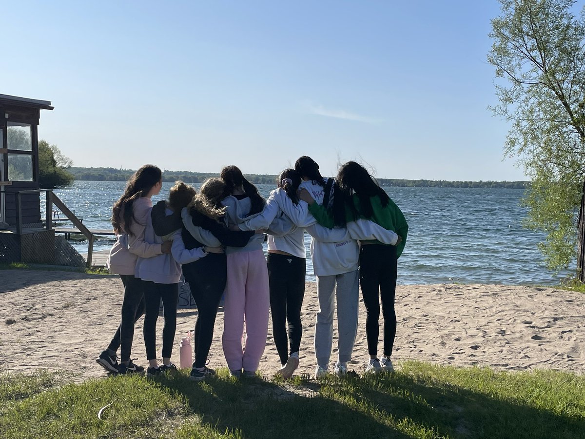 KellesisRoom12's tweet photo. Group of girls enjoying their time together before dinner last night. https://t.co/gpv18qIf31
