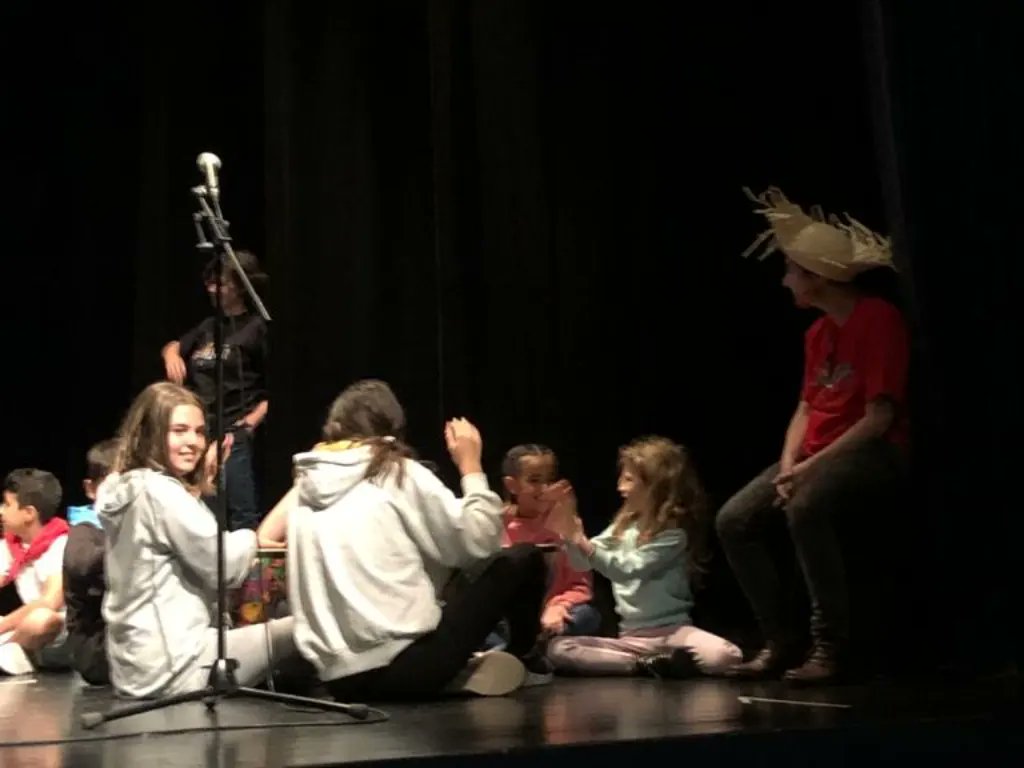 mertzedeikas's tweet photo. 🌏🎶🎵Cas. La semana pasada tuvimos la oportunidad de trabajar la multiculturalidad de una manera original, de la mano la escuelade música #segundoolaeta. ¡Fue interesante y divertida!

Eskerrik asko @segundoolaeta !

#musika
#kultura
#aniztasuna
#kulturaniztasuna https://t.co/0dxHlM80Ja