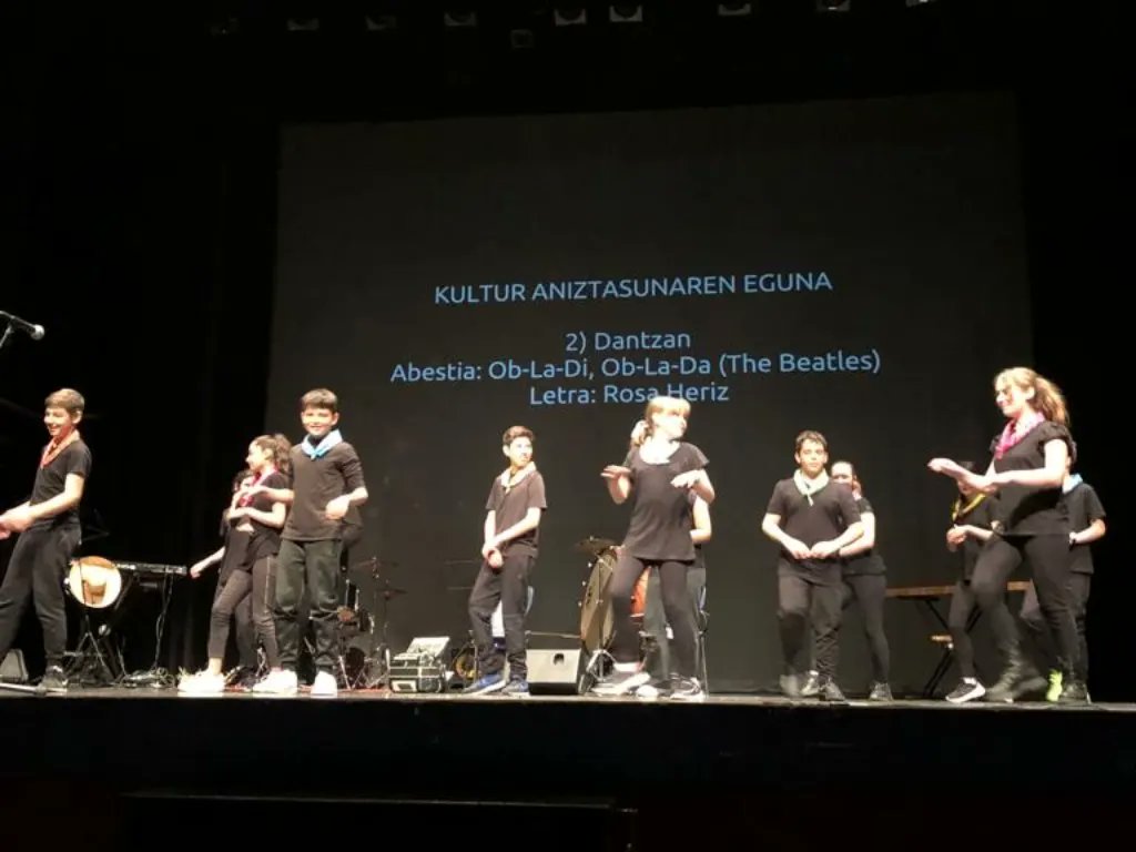 mertzedeikas's tweet photo. 🌏🎶🎵Cas. La semana pasada tuvimos la oportunidad de trabajar la multiculturalidad de una manera original, de la mano la escuelade música #segundoolaeta. ¡Fue interesante y divertida!

Eskerrik asko @segundoolaeta !

#musika
#kultura
#aniztasuna
#kulturaniztasuna https://t.co/0dxHlM80Ja