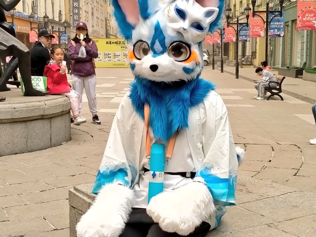 zhengze_regex's tweet image. #FursuitFriday 
乖乖地坐着OwO
陪同兼摄影:浣浣