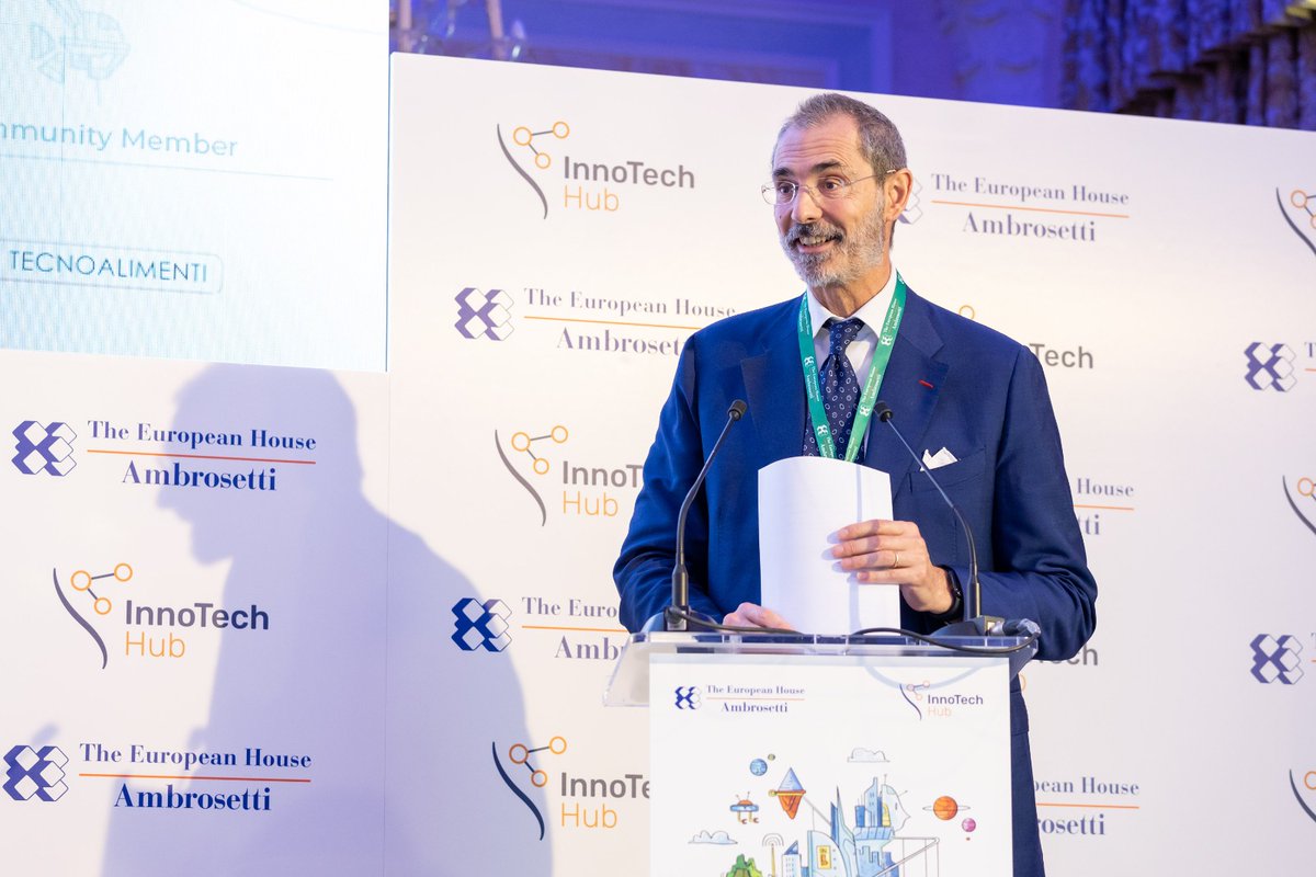 Ambrosetti_'s tweet photo. #TechForum23 Interdipendenza e approccio cross sono le due parole chiave: cross industry e dimensioni, cross regioni e nazioni, cross tra facoltà. @ValerioDeMolli https://t.co/eChVJhnrX4