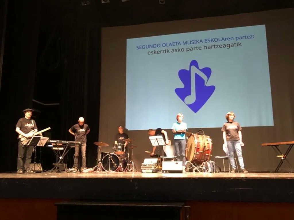 mertzedeikas's tweet photo. 🎶🌏🎵Kulturaniztasuna modu original batean lantzeko aukera paregabea izan genuen pasa den astean, Segundo Olaeta musikako irakasleen eskutik. Ekintza interesgarria eta dibertigarria! 

Eskerrik asko @Segundo_Olaeta ! https://t.co/tH3h0EMwuP